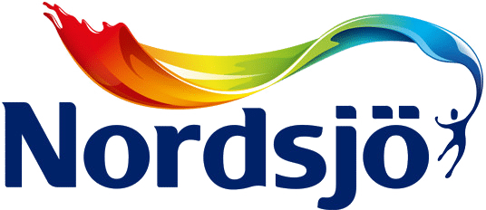 Nordsjö logotyp med regnbågsfärgad penselstråle som sveper över texten 'Nordsjö'.